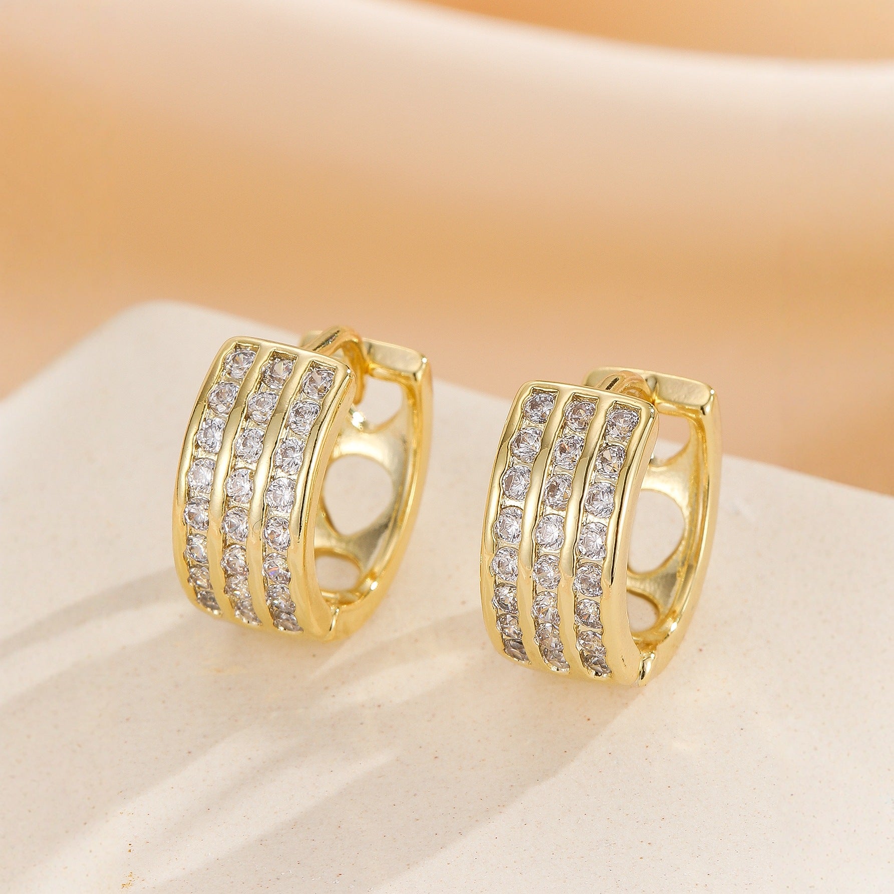 Fashionable And Minimalist Zircon Ear Buckle